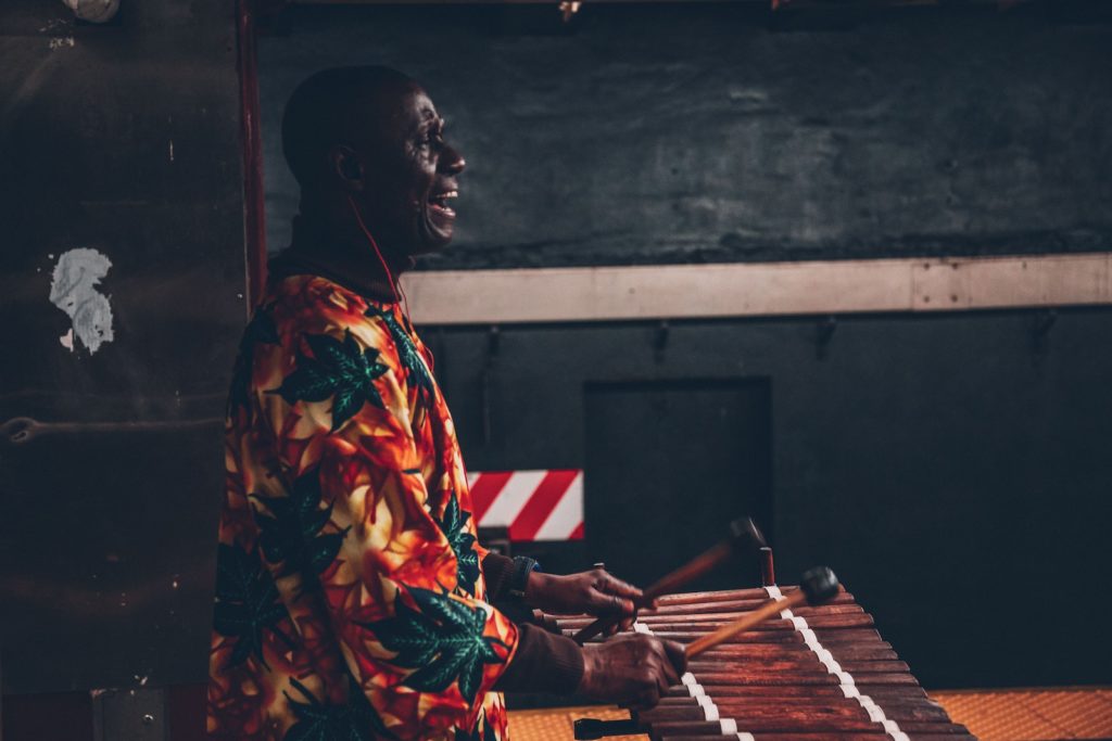 Uomo che suona uno strumento a percussione