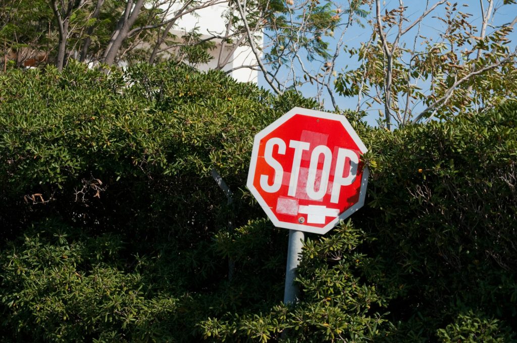 cartello di stop rosso e bianco